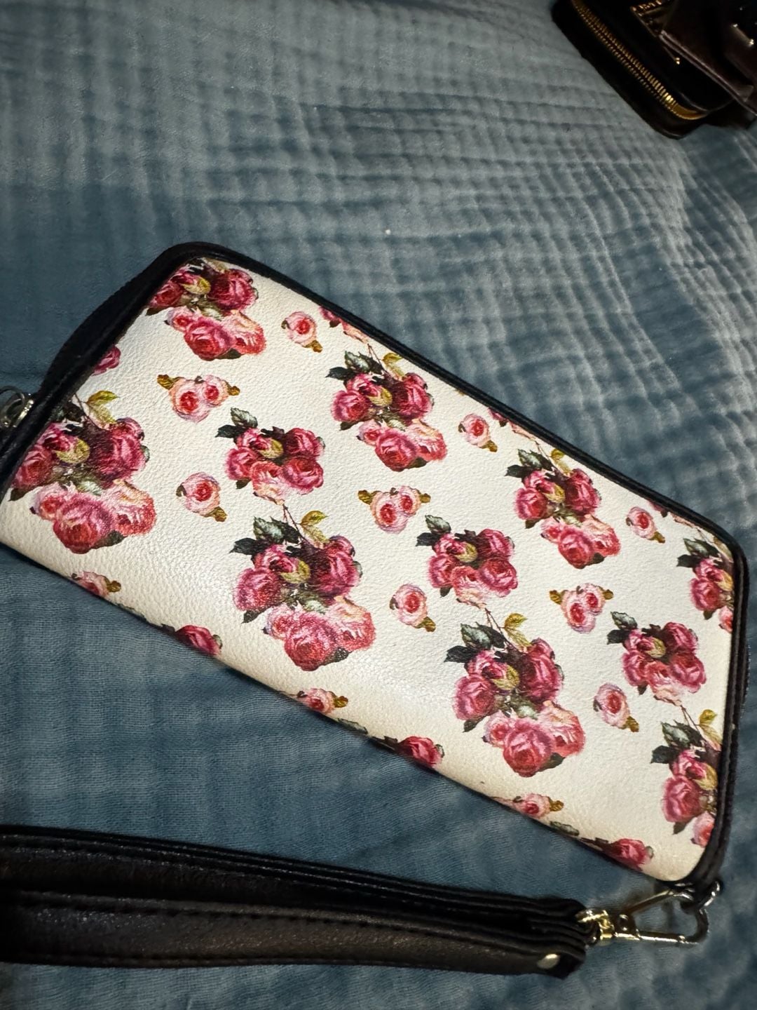 Juicy Couture Rose Print White Zip Around Wallet Wristlet 7
