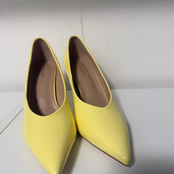 BERNESS Pointed Toe Stiletto Pumps Size 39 Yellow Patent Leather Heels