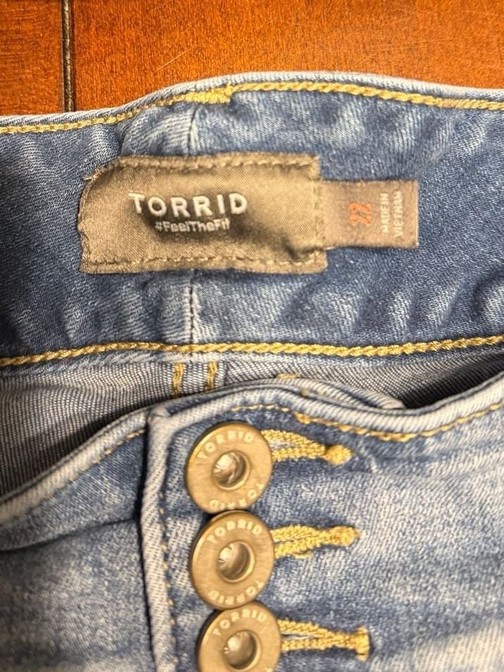 Torrid Womens Shorts 22 Plus Medium Blue Denim Button & Zip Fly Shorts 3