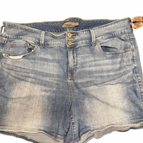 Torrid Womens Shorts 22 Plus Medium Blue Denim Button & Zip Fly Shorts