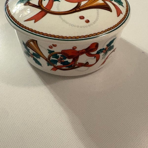 Mikasa Jubilation HK503/683 Christmas Round Covered Trinket Box