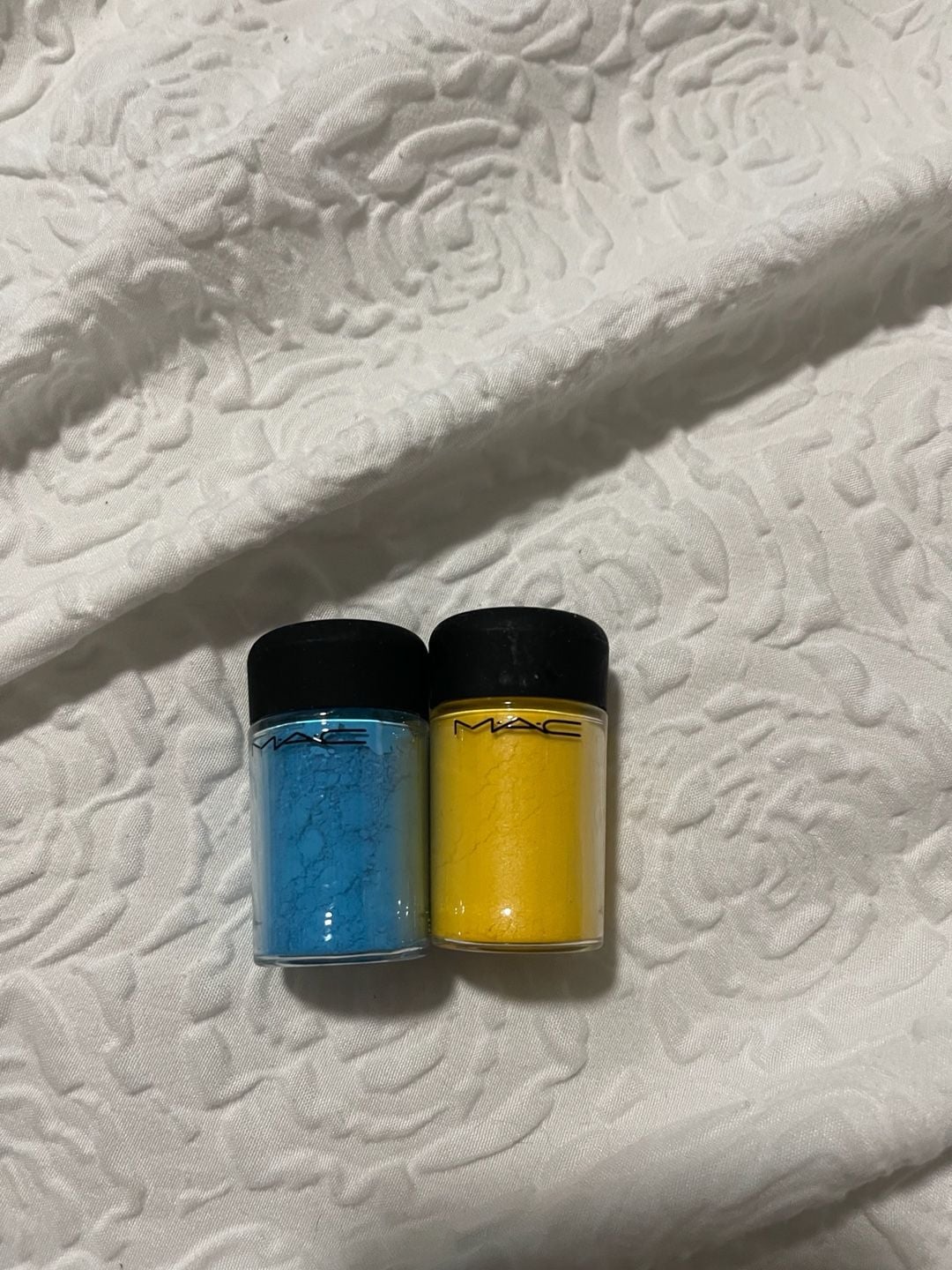 MAC Cosmetics Neon Matte Pigment Set Blue and Yellow powder eyeshadow 1