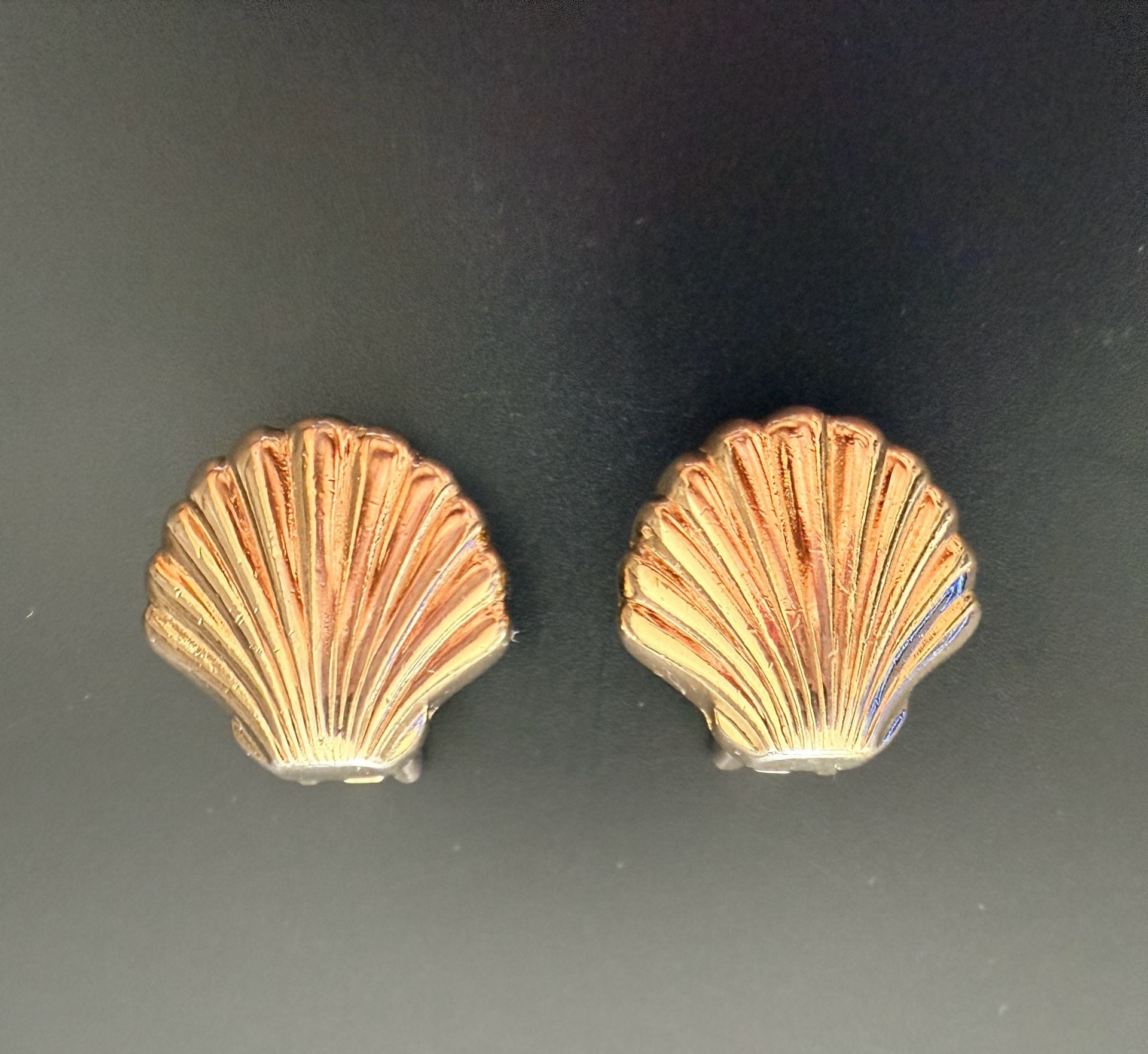 Christian Dior Vintage Gold Tone Sea Shell Clip On Earrings 2