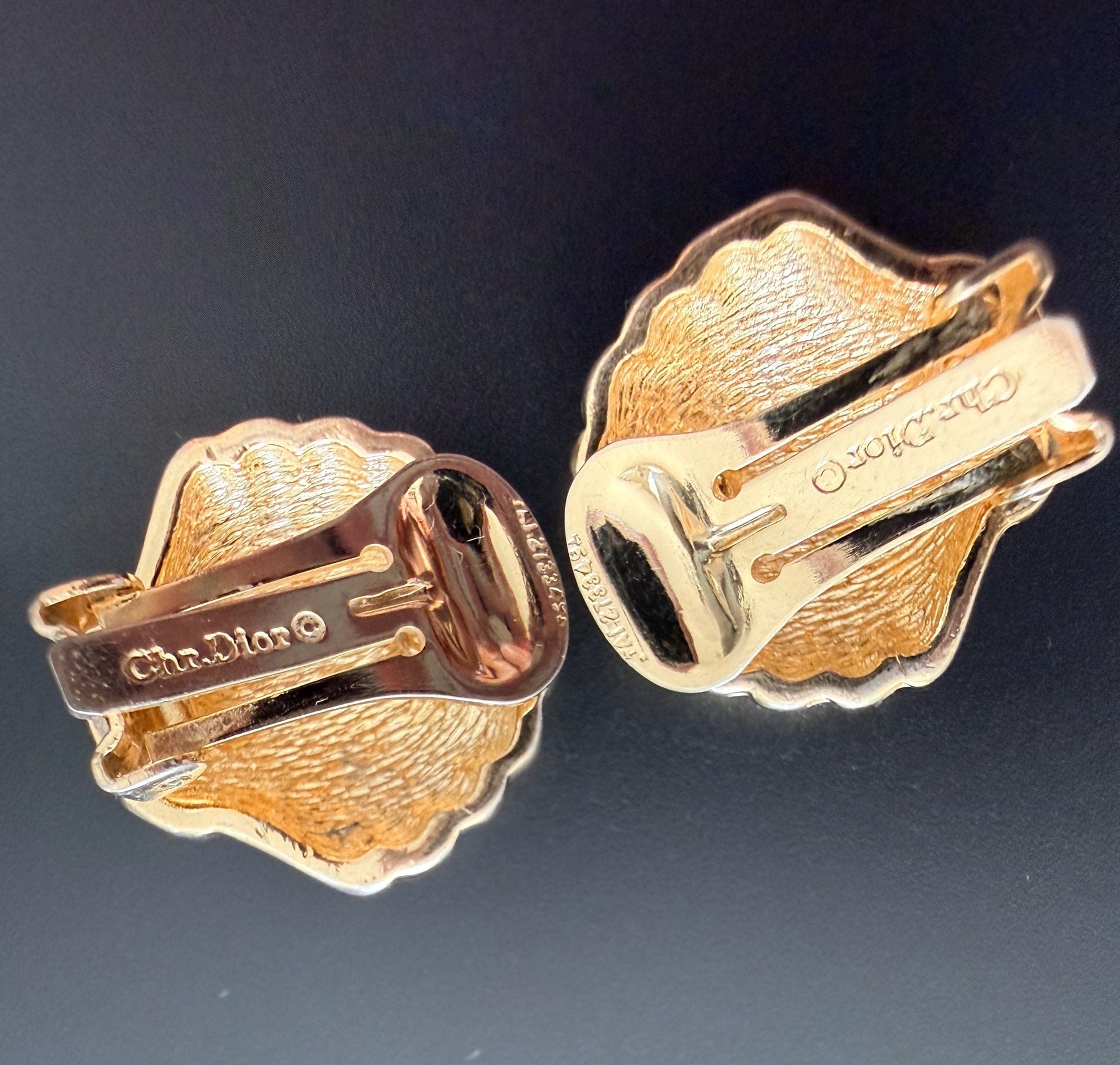 Christian Dior Vintage Gold Tone Sea Shell Clip On Earrings 3