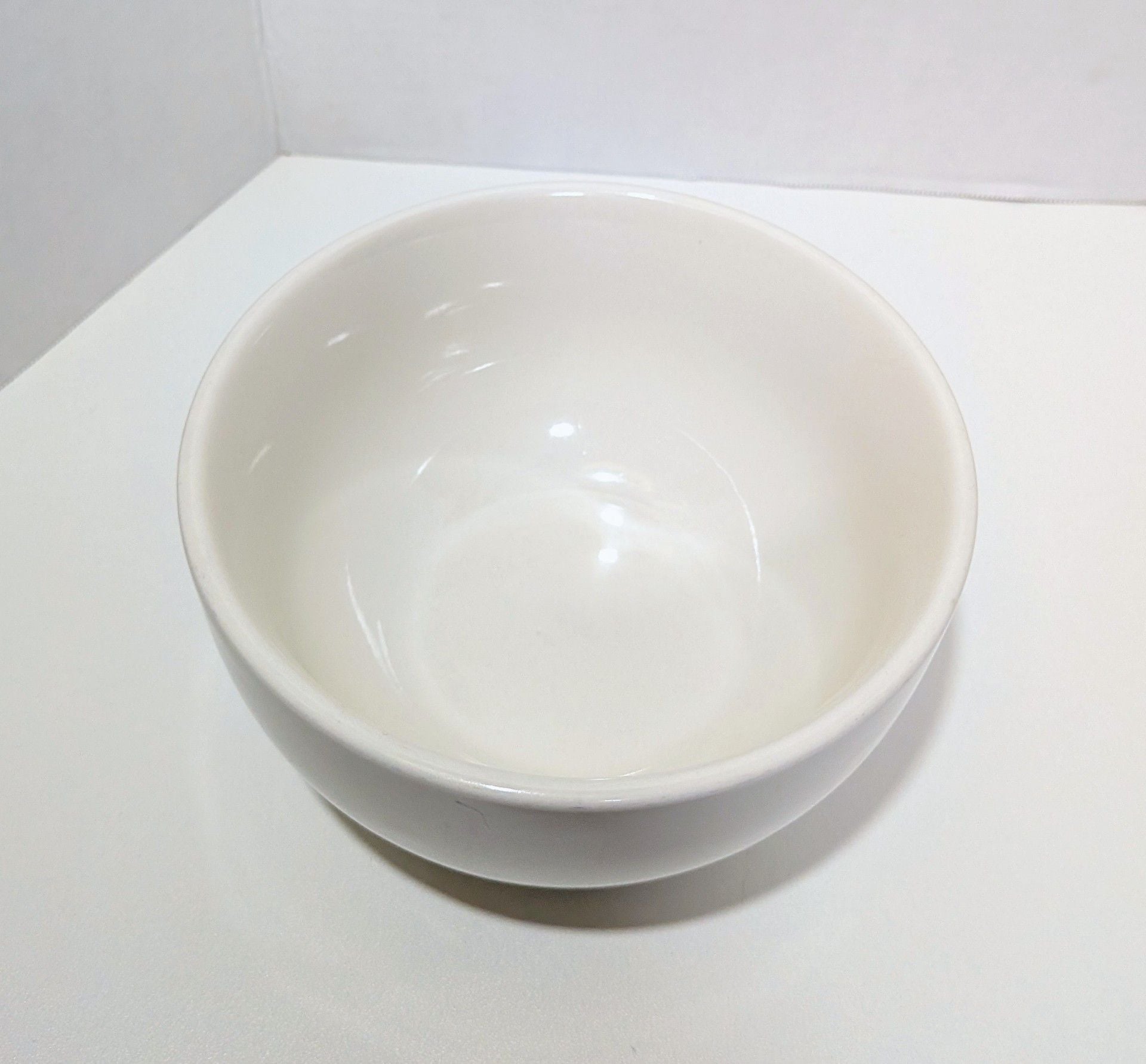 Fishs Eddy Alice in Wonderland Bowl Mad Hatter Cereal Bowl White Collectible 7