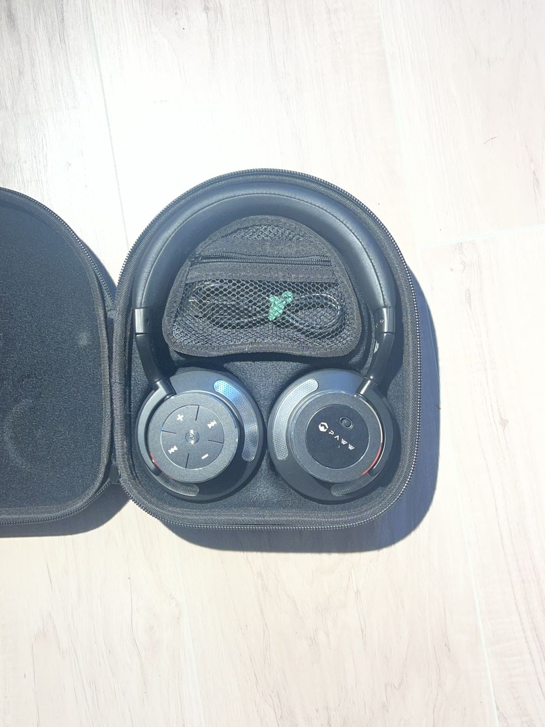 Paww Wireless Bluetooth Headphones With Case Black 1