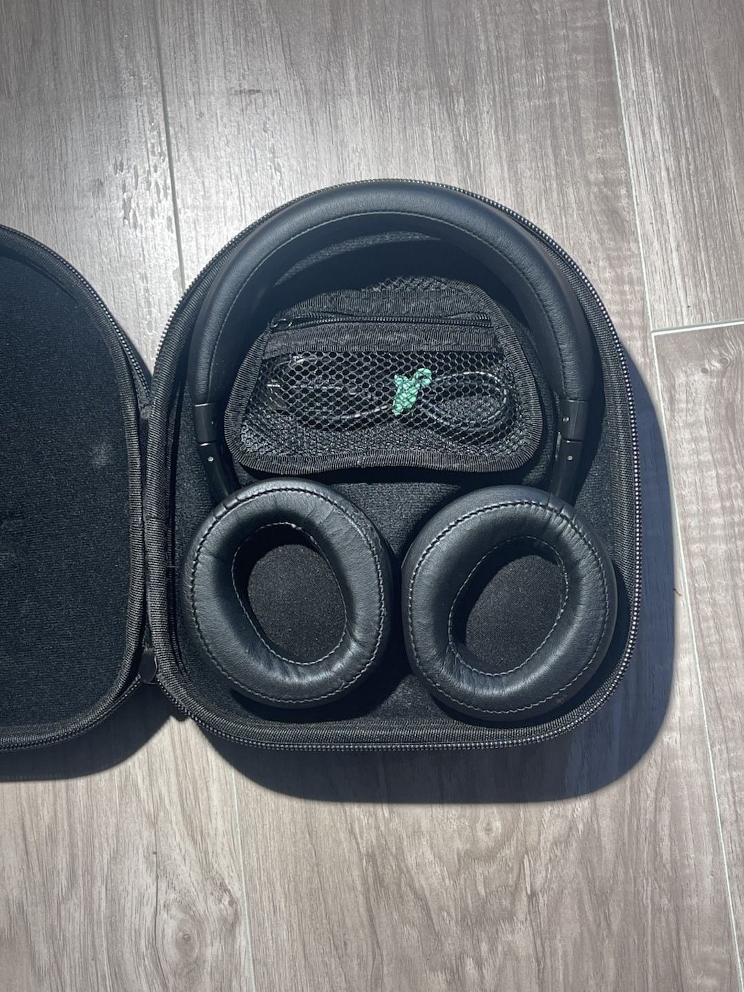 Paww Wireless Bluetooth Headphones With Case Black 4