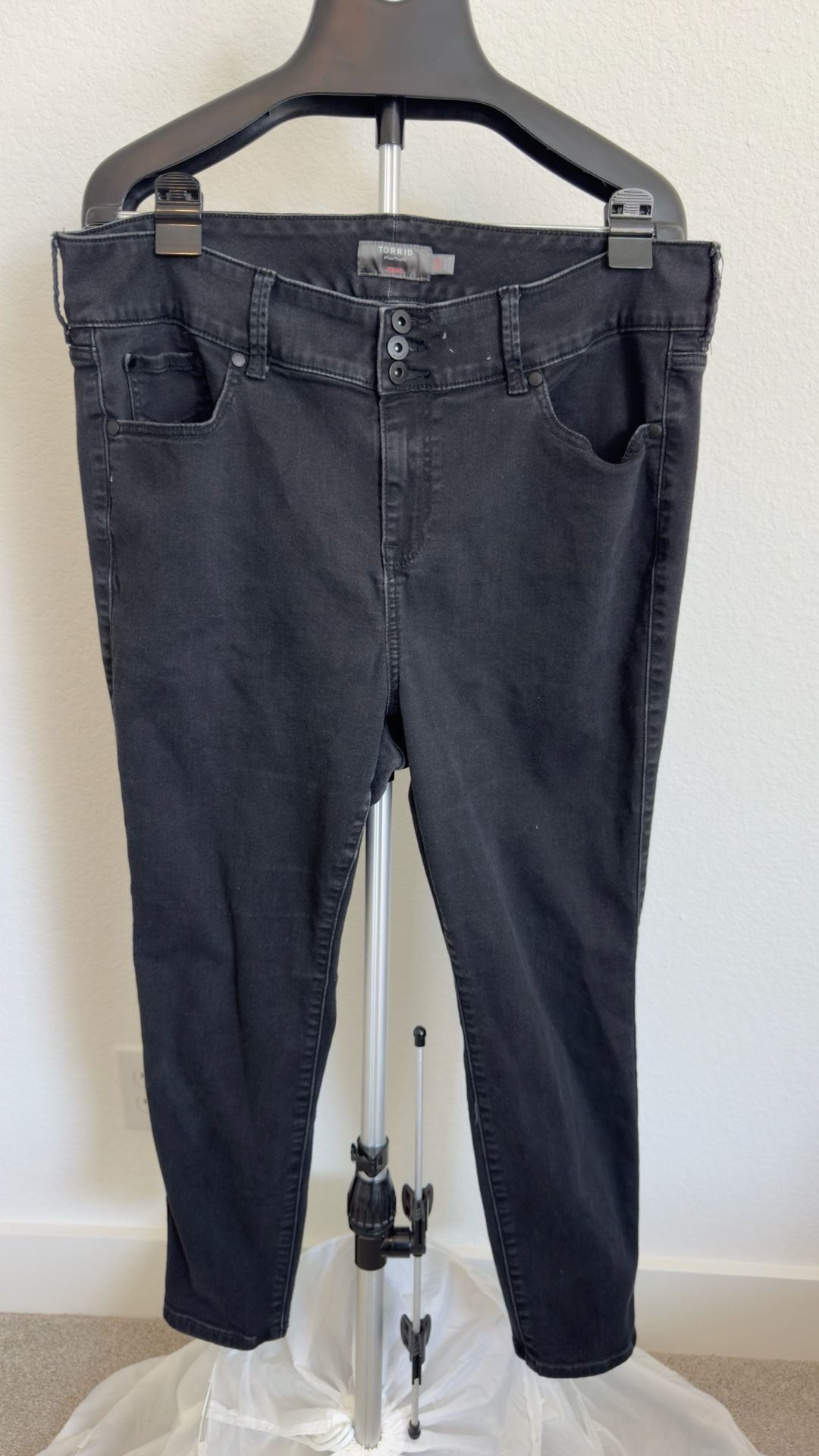 Torrid Super Soft Jegging Size 20S Black High Rise Triple Button 2
