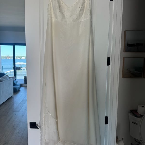 Vintage Beaded Ivory wedding Dress
Does need to be dry cleaned