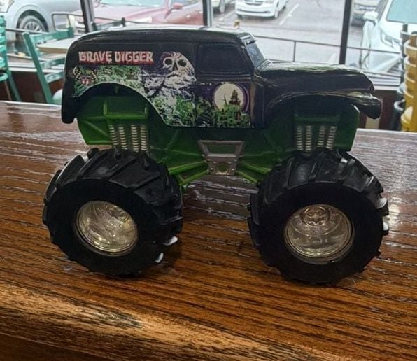Mattel Grave Digger Friction Monster Truck Black Green 1