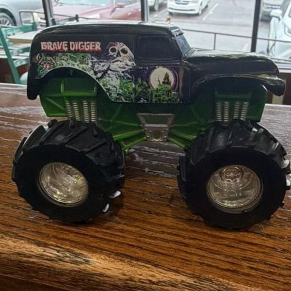 Mattel Grave Digger Friction Monster Truck Black Green