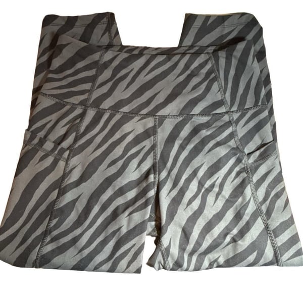 Avia Capri Leggings Size S 4-6 Black Gray Zebra Print Leggings with Pockets