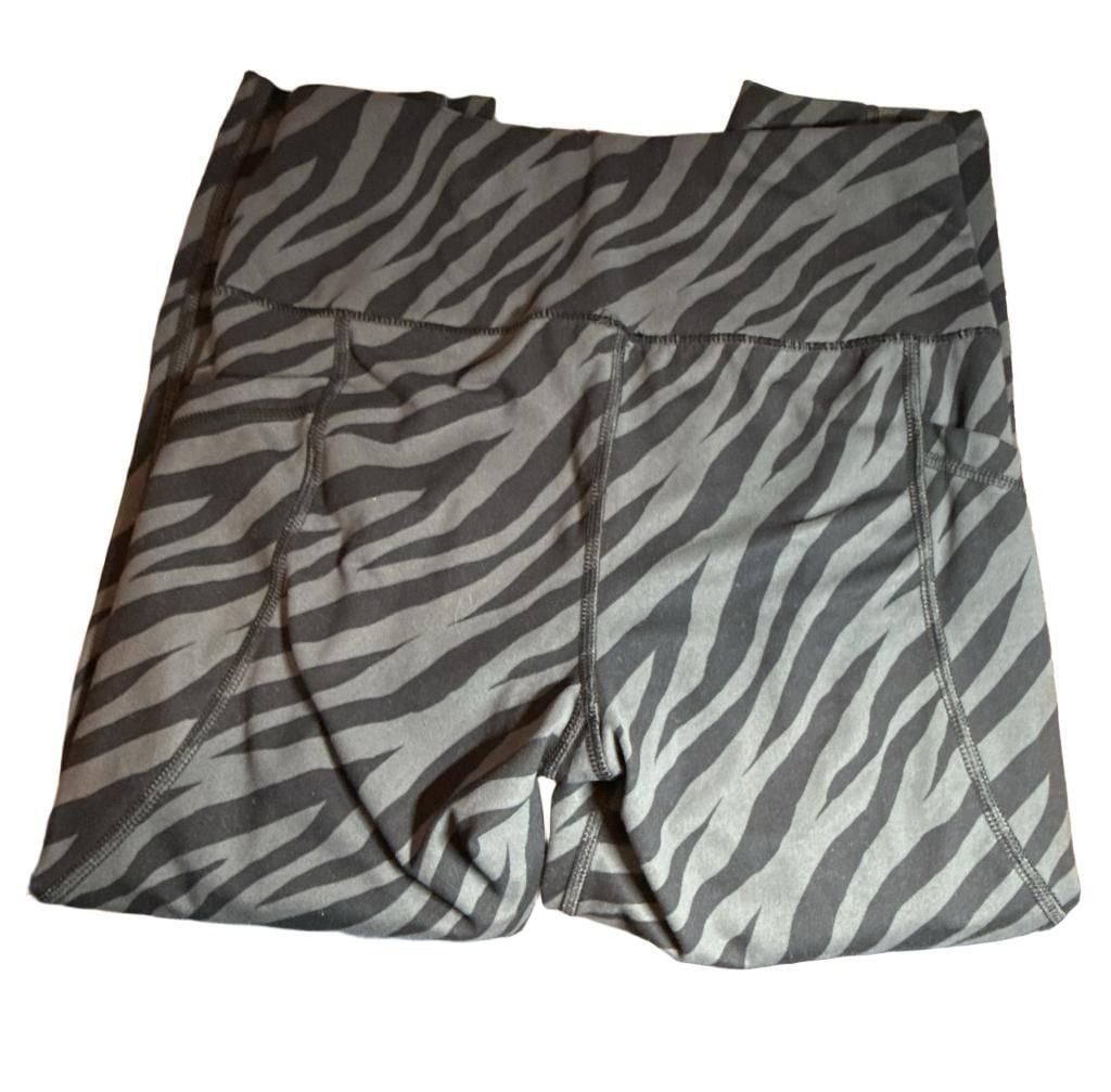 Avia Capri Leggings Size S 4-6 Black Gray Zebra Print Leggings with Pockets 3