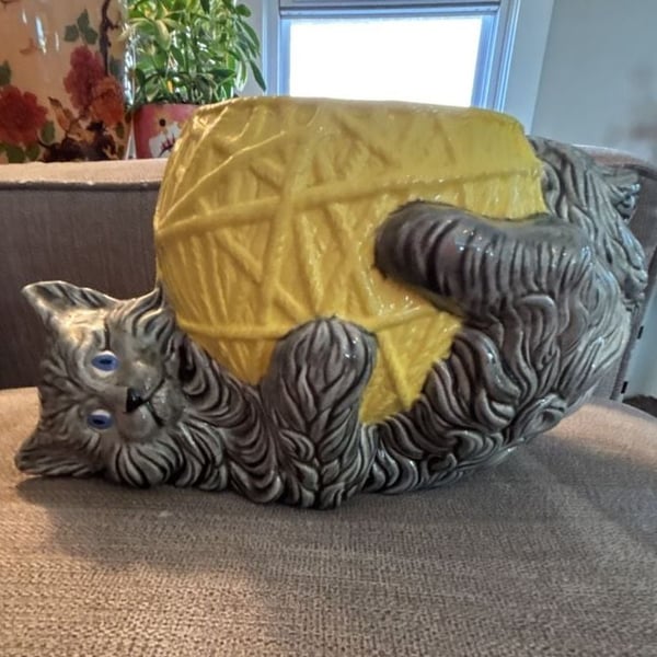Vintage Ceramic Cat With Yellow Ball Of Yarn Planter 1981