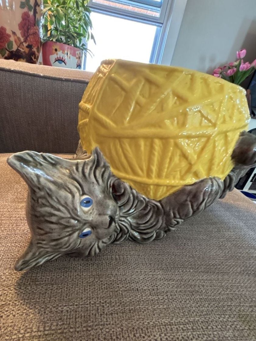 Vintage Ceramic Cat With Yellow Ball Of Yarn Planter 1981 2