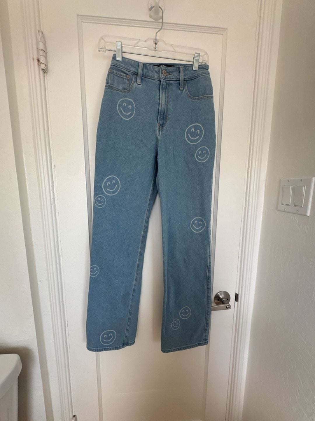 Hollister Ultra High-Rise Dad Jean Size 24R Smiley Face Graphic Light Wash y2k 90’s 2