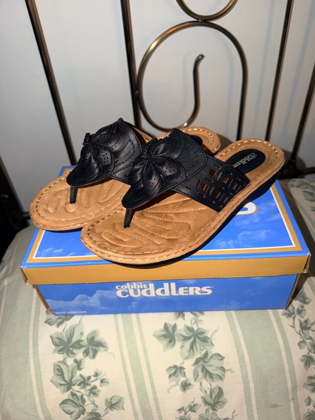 Cobbie Cuddlers Sandals Size 8 1/2 Wide Black Floral Thong Wedge 2