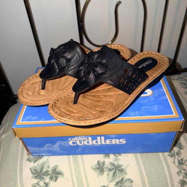 Cobbie Cuddlers Sandals Size 8 1/2 Wide Black Floral Thong Wedge