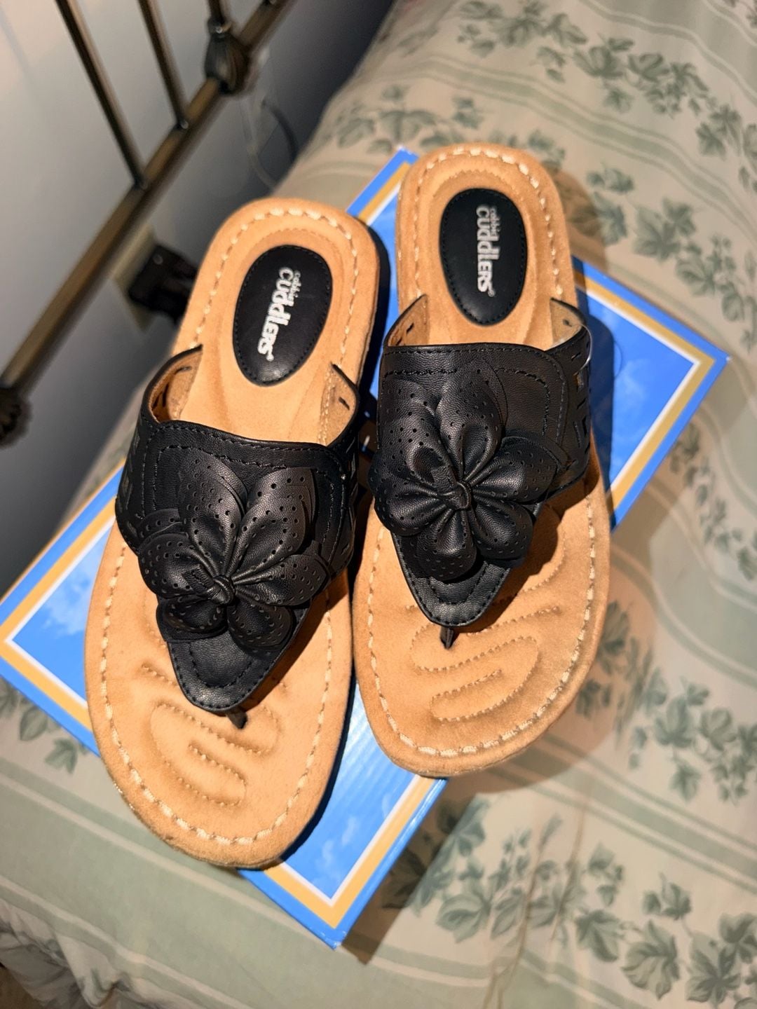 Cobbie Cuddlers Sandals Size 8 1/2 Wide Black Floral Thong Wedge 3