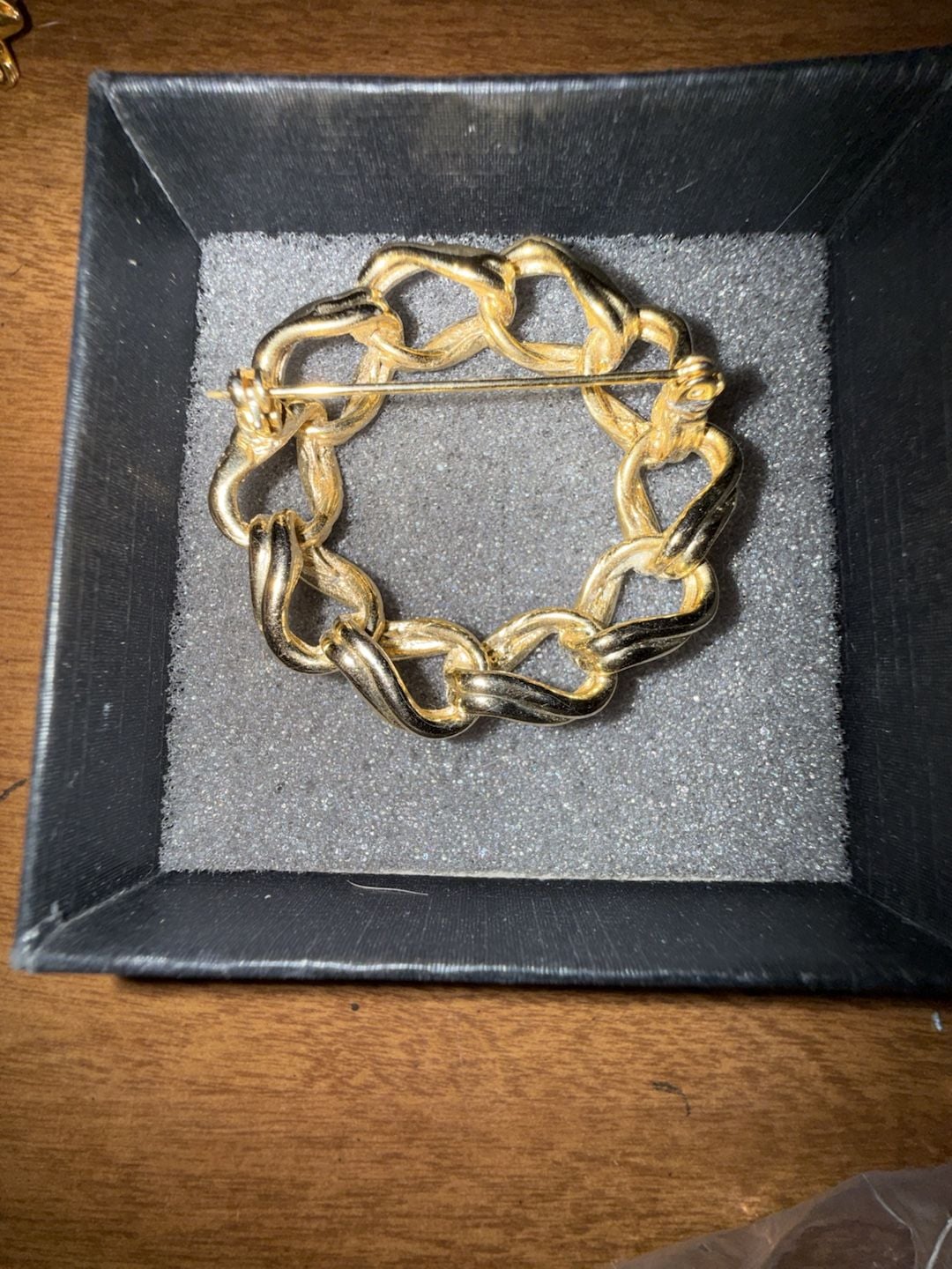Vintage Gold Tone Interlocking Chain Link Circle Brooch 2