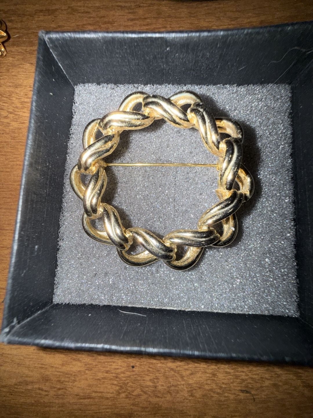 Vintage Gold Tone Interlocking Chain Link Circle Brooch 3