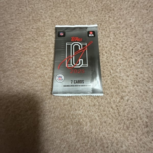 Topps Signature Class Football 2025 Trading Card Pack 7 Cards