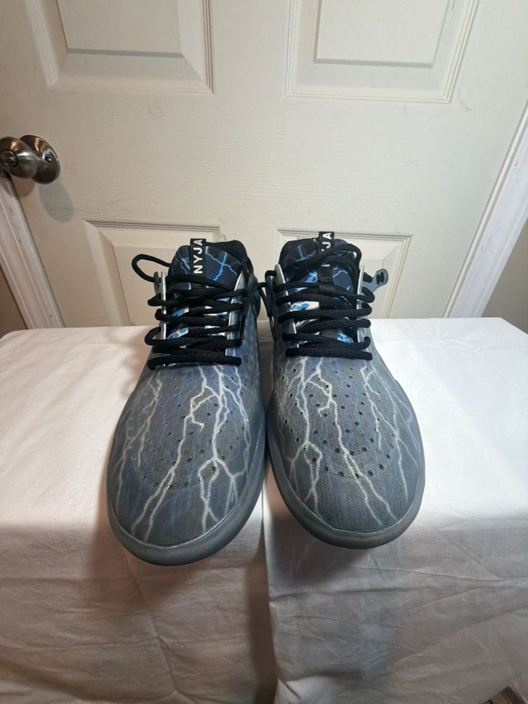 Nike SB Zoom Nyjah 3 PRM Trouble At Home Lightning Shoes 2