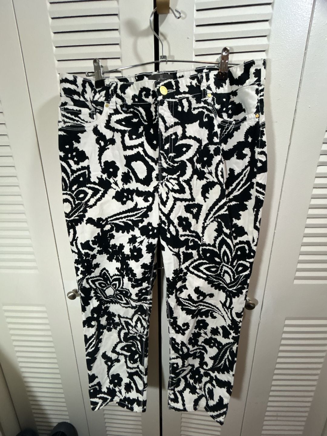 Chico's Lift size 1.5 Women 10 Bold Black and White Floral 2