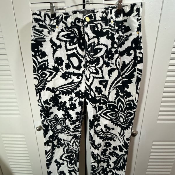 Chico's Lift size 1.5 Women 10 Bold Black and White Floral