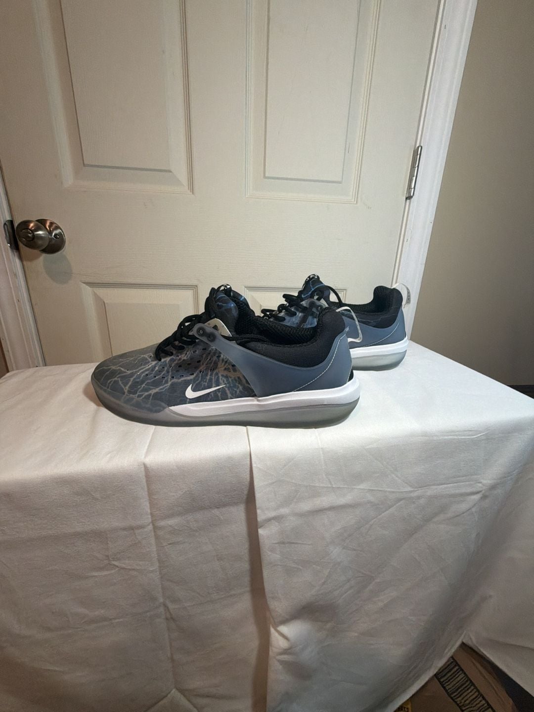 Nike SB Zoom Nyjah 3 PRM Trouble At Home Lightning Shoes 5