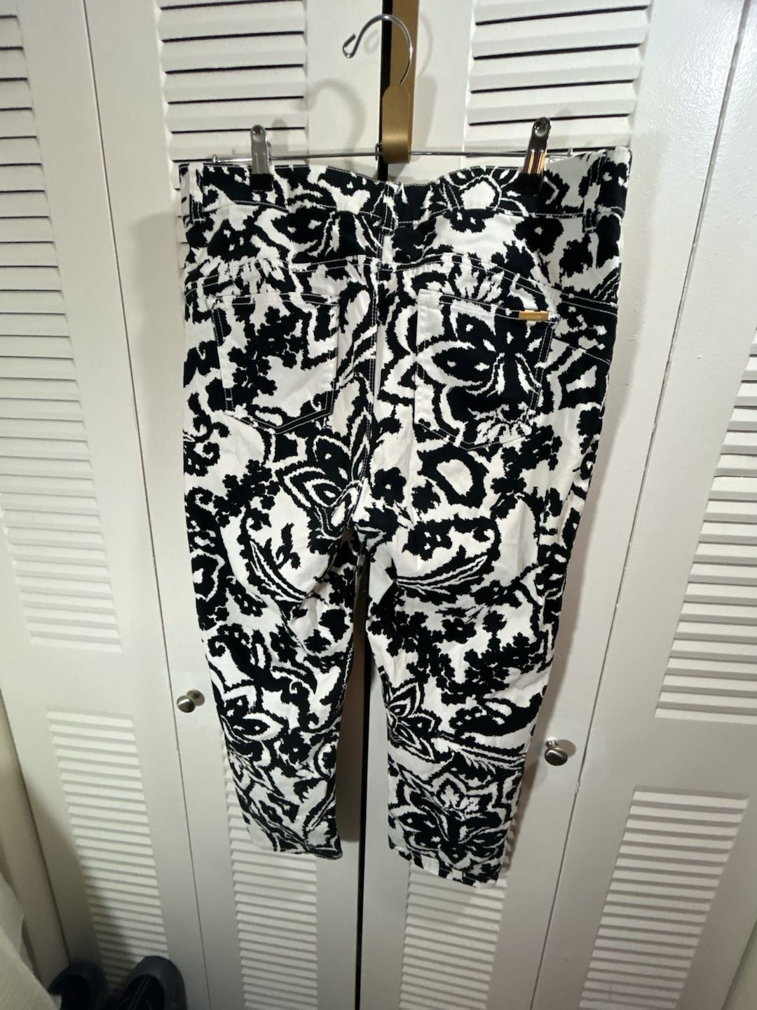 Chico's Lift size 1.5 Women 10 Bold Black and White Floral 3