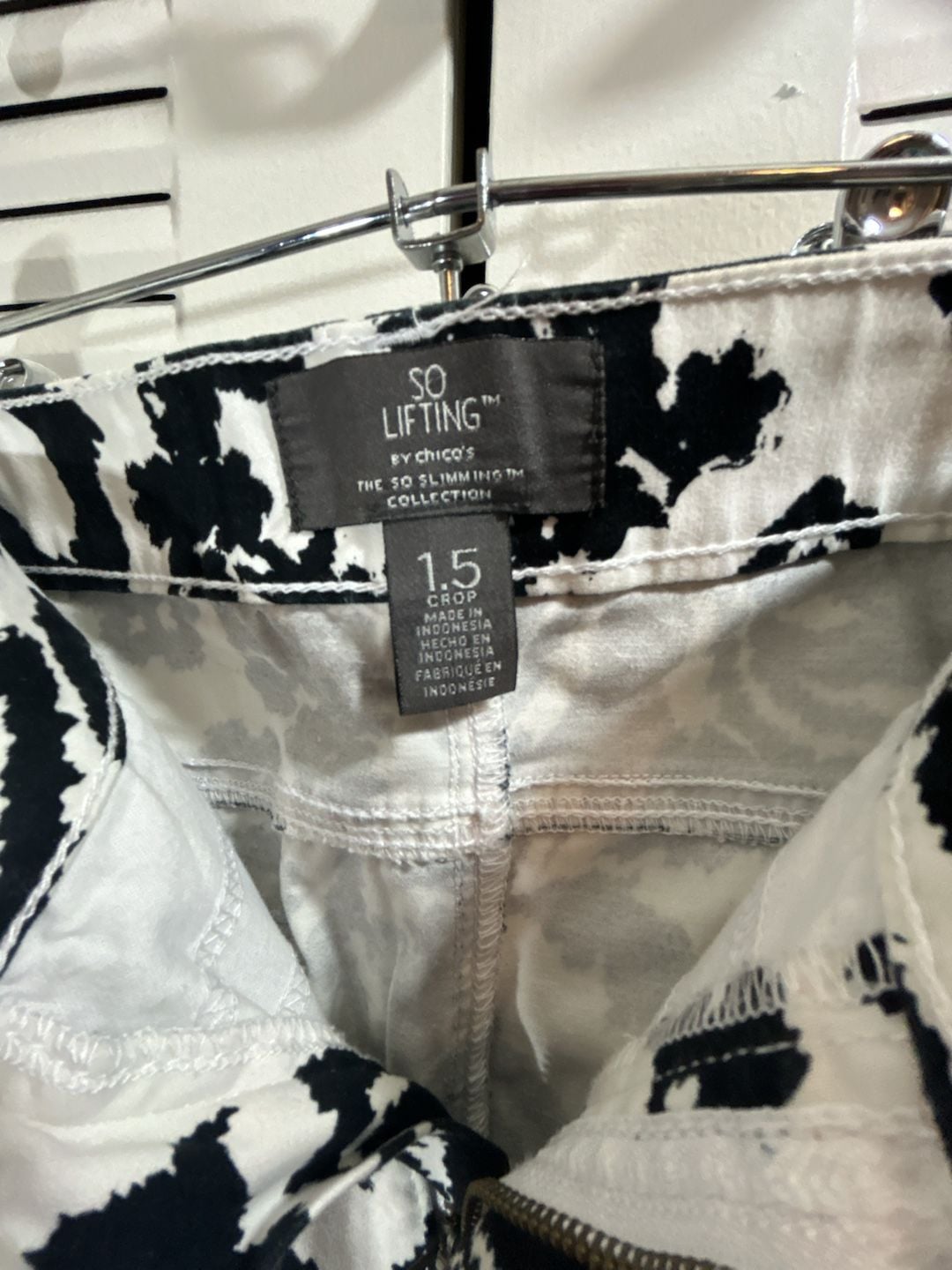 Chico's Lift size 1.5 Women 10 Bold Black and White Floral 5