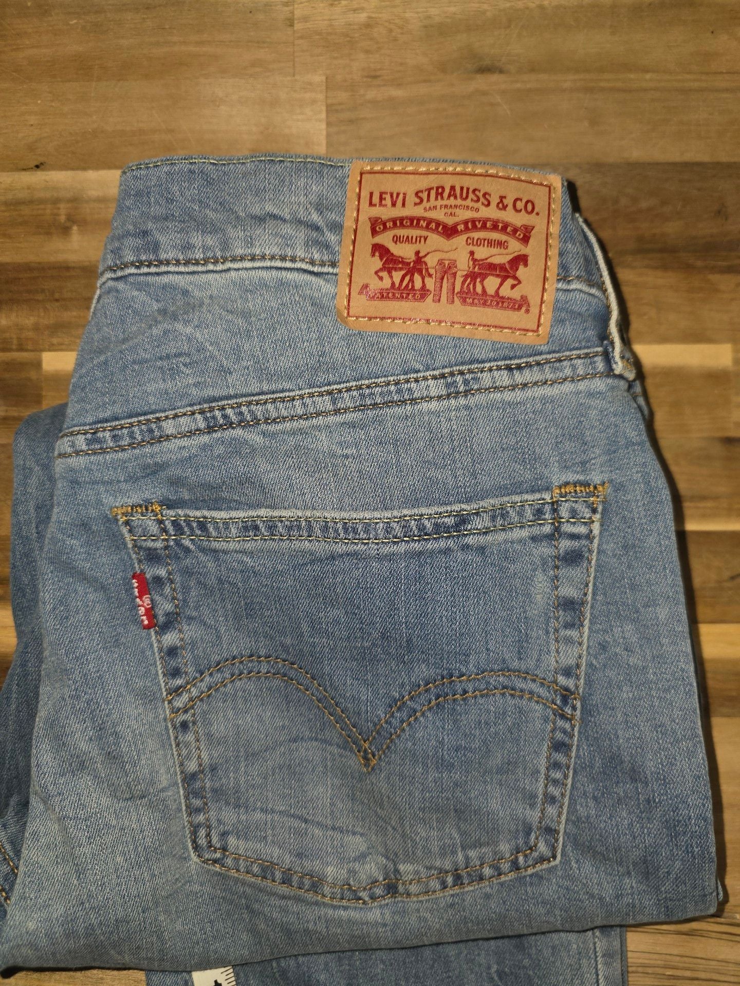 Levi's Boyfriend Jeans 28x26 Light Wash Distressed Relaxed 7