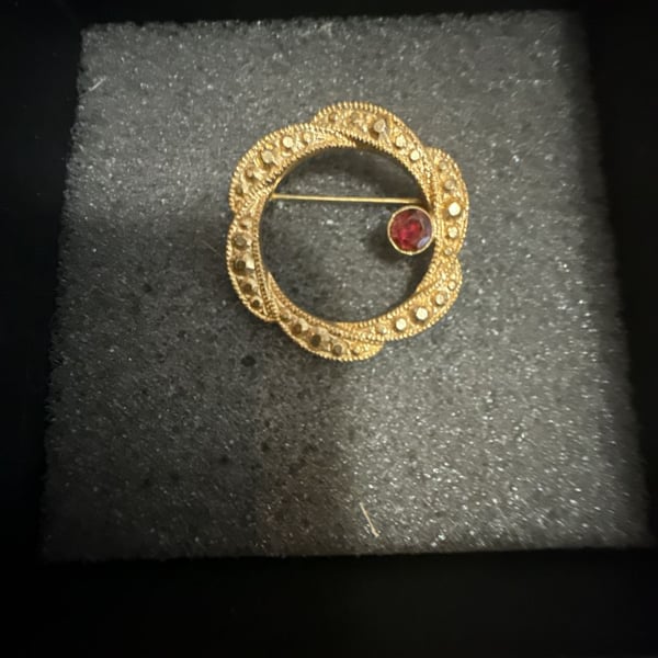 Vintage Gold Tone Circle Brooch With Red Stone