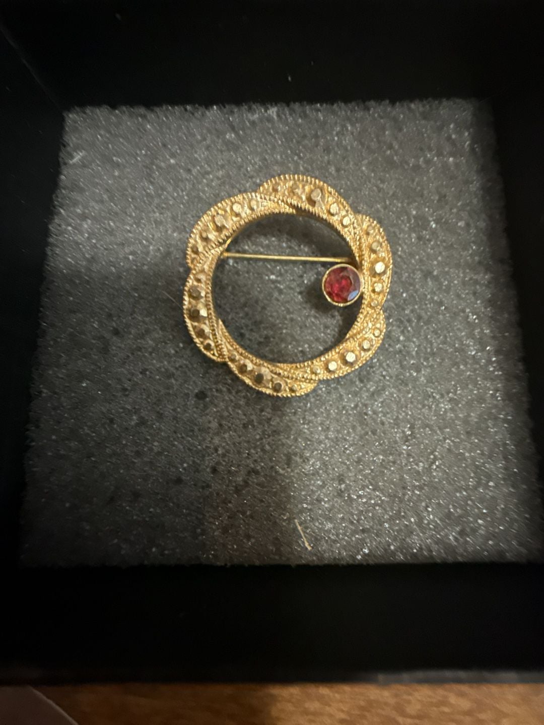 Vintage Gold Tone Circle Brooch With Red Stone 3