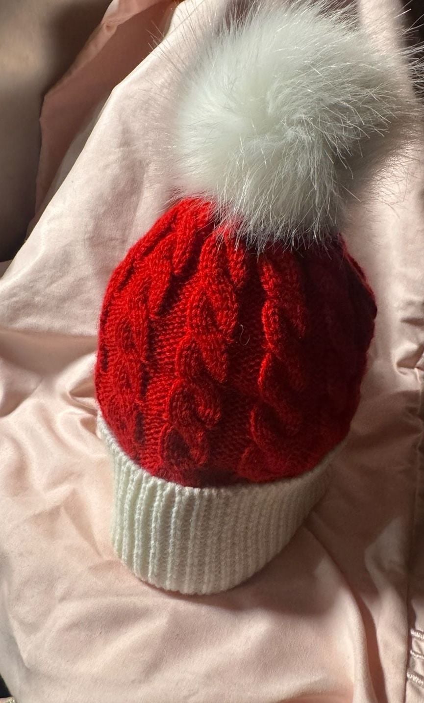 Red And White Cable Knit Beanie Hat With Pom Pom 3