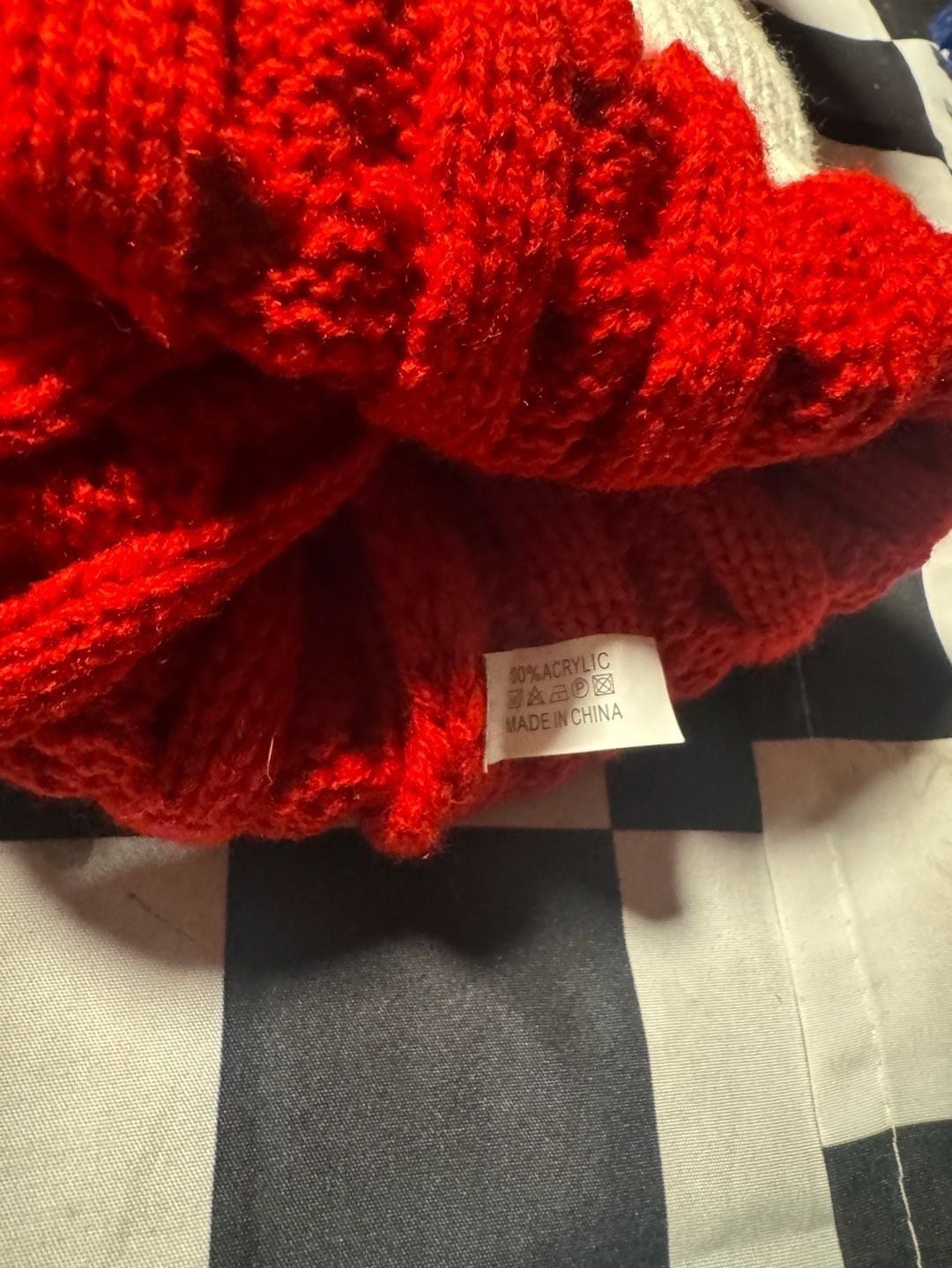 Red And White Cable Knit Beanie Hat With Pom Pom 4