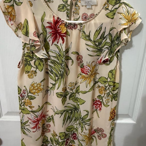 LOFT Outlet Blouse Size M Floral Print Ruffle Sleeve Beige