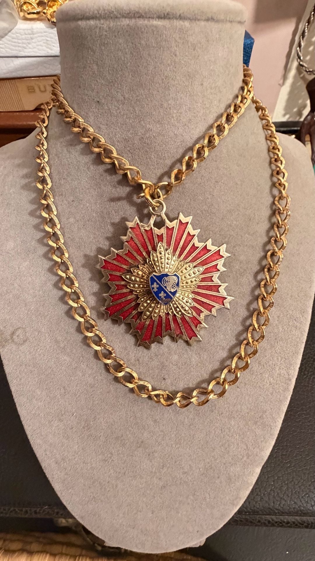 Vintage Heraldic Sunburst Red Enamel Shield Pendant Necklace 2