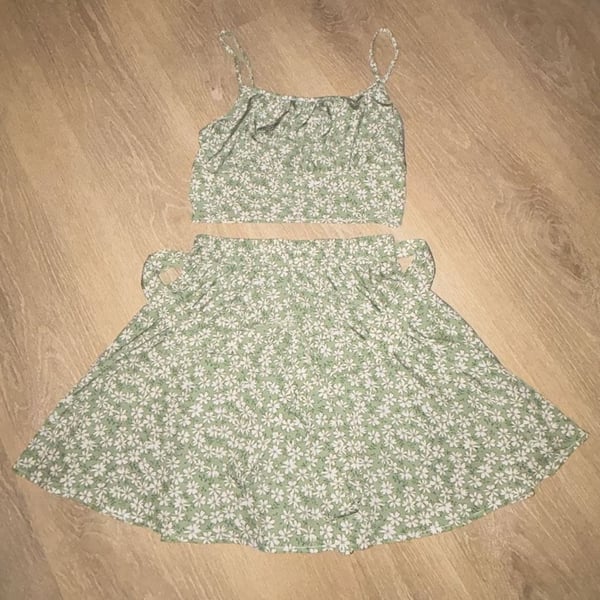 2 Piece Outfit Size XS Floral Cami Skirt