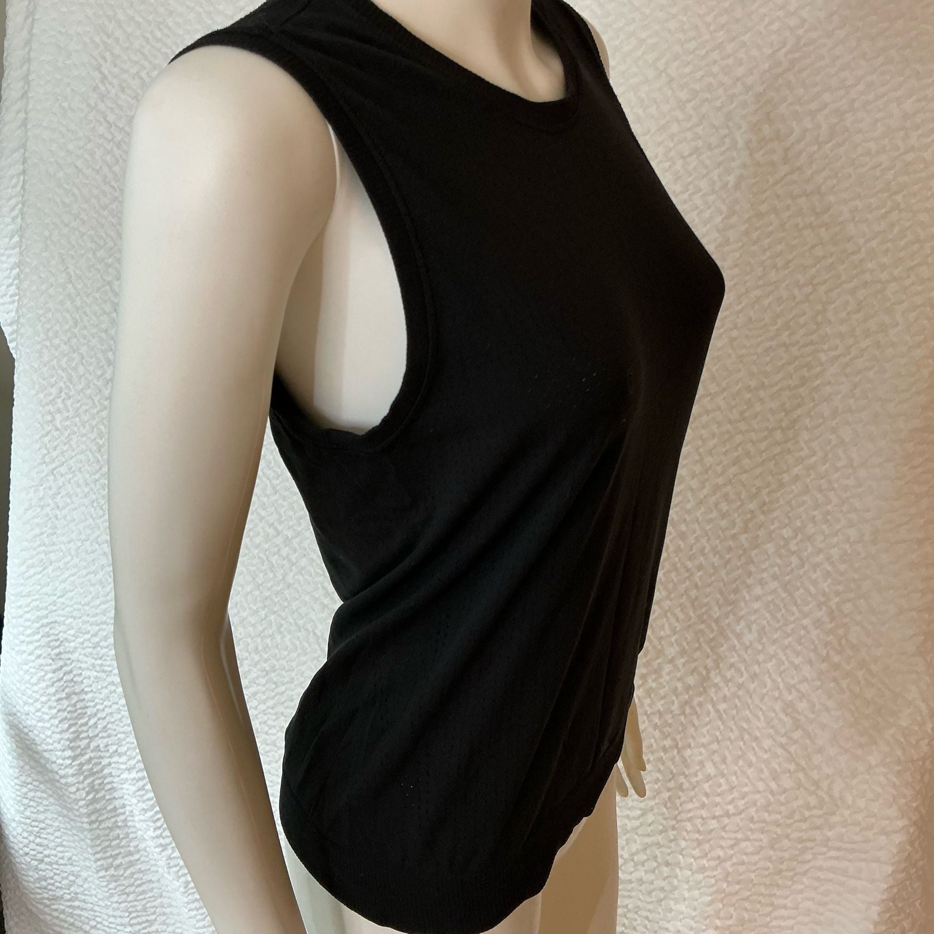 Athleta Tank Top Size S Black Perforated Knit Sleeveless 7