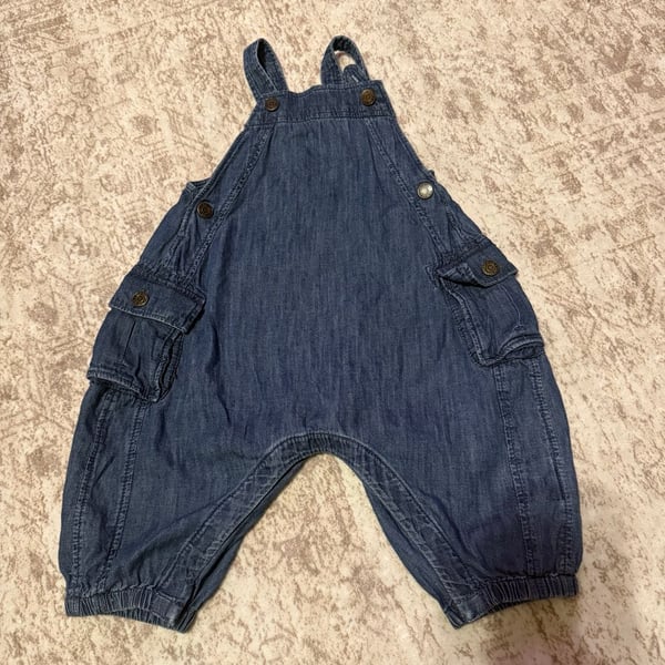 Size 6-12m
Baby Gap Denim Cargo Overalls