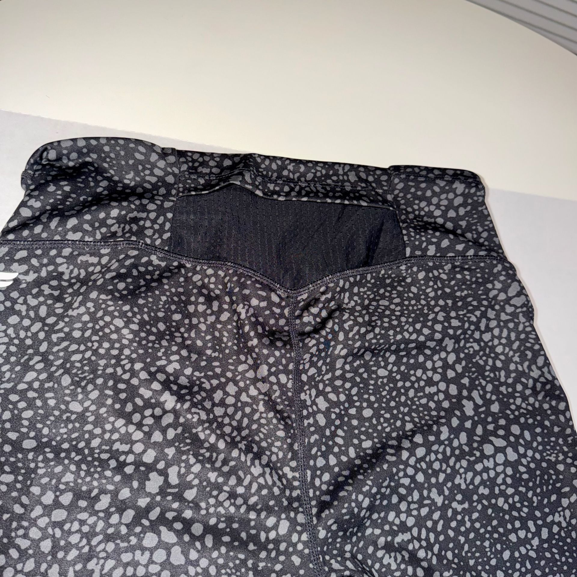 Fabletics Stride 9 High Waisted Motion365 Leggings Gray Black Leopard Mesh Trim 8