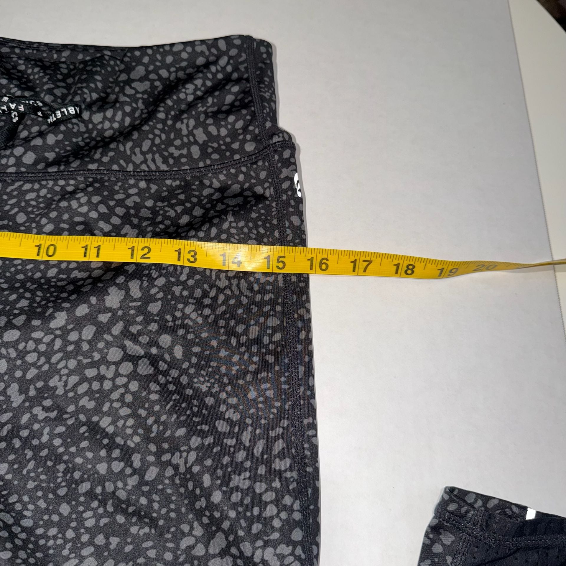 Fabletics Stride 9 High Waisted Motion365 Leggings Gray Black Leopard Mesh Trim 10