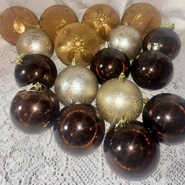 WeRChristmas 28 Variety Christmas Tree Baubles Decoration Pack with Tinsel Beads, Brown/Bronze/Gold - ,