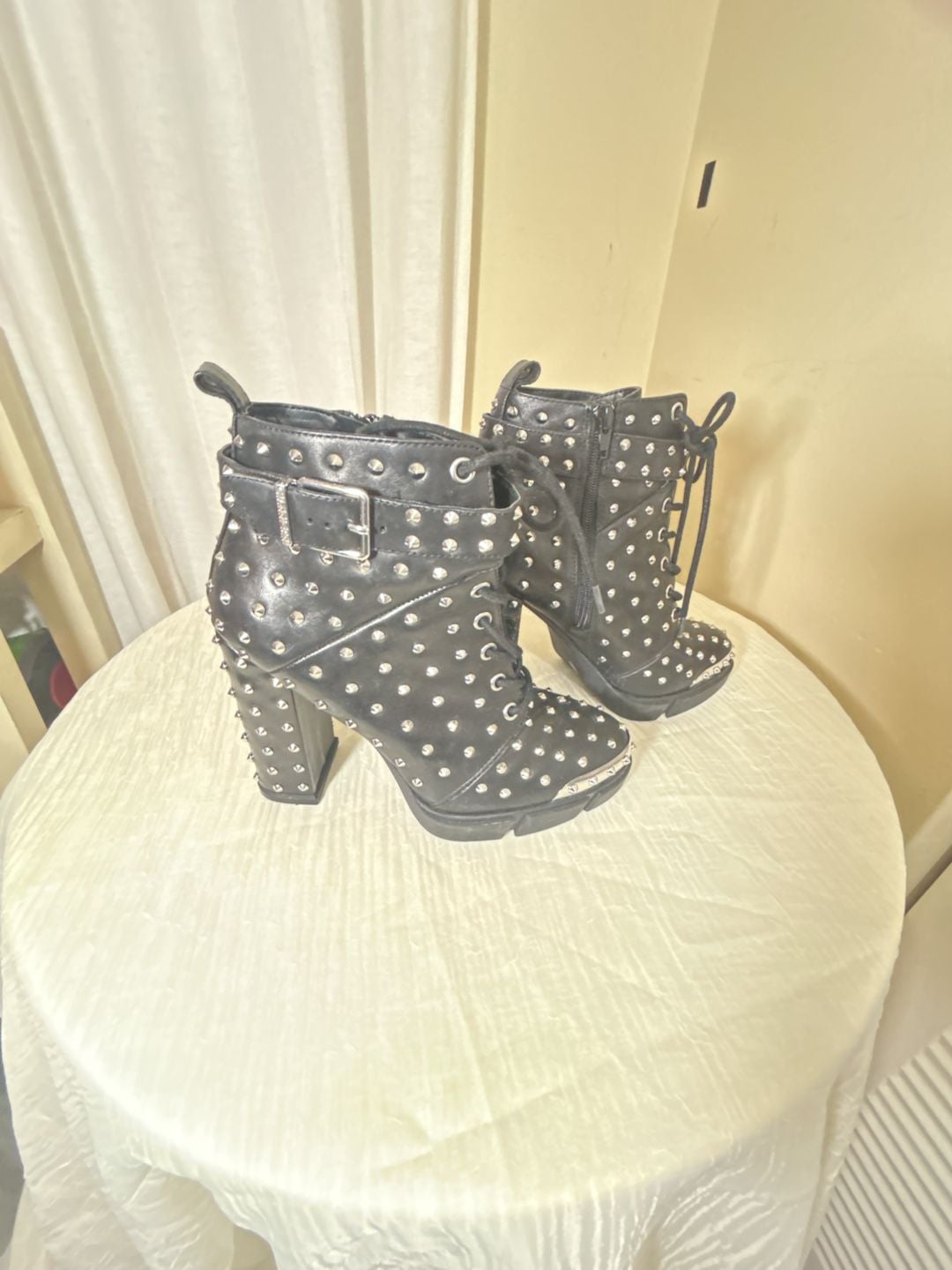 Gianni Bini 9M Spike ankle boots , gothic , biker style
4