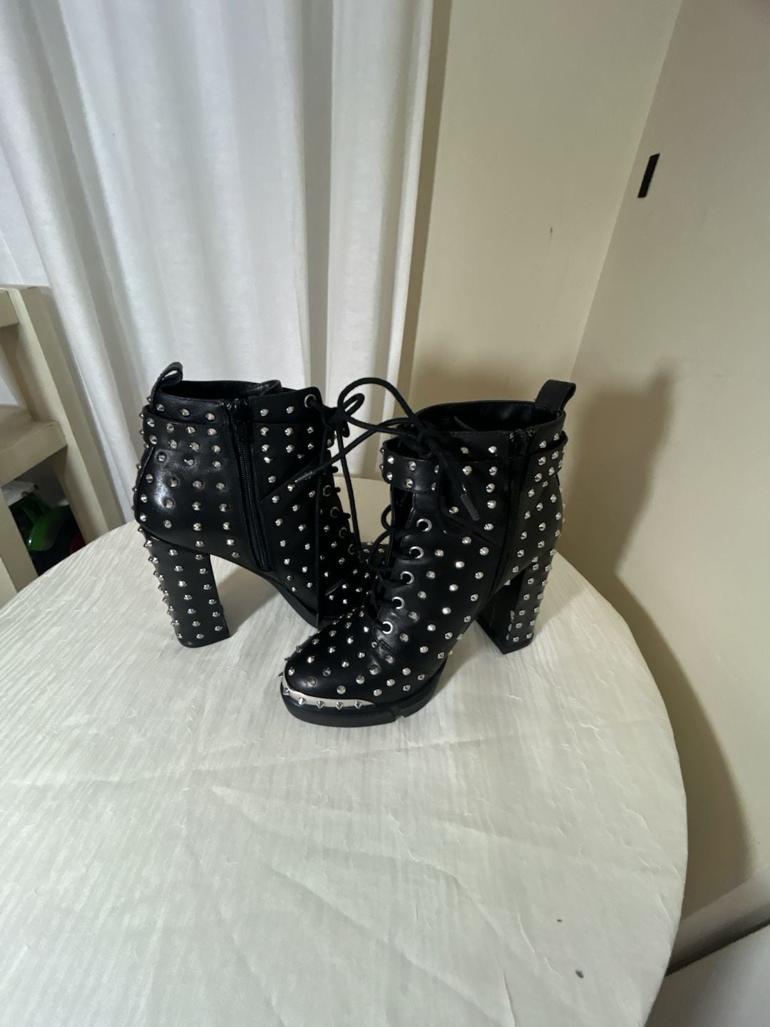 Gianni Bini 9M Spike ankle boots , gothic , biker style
15