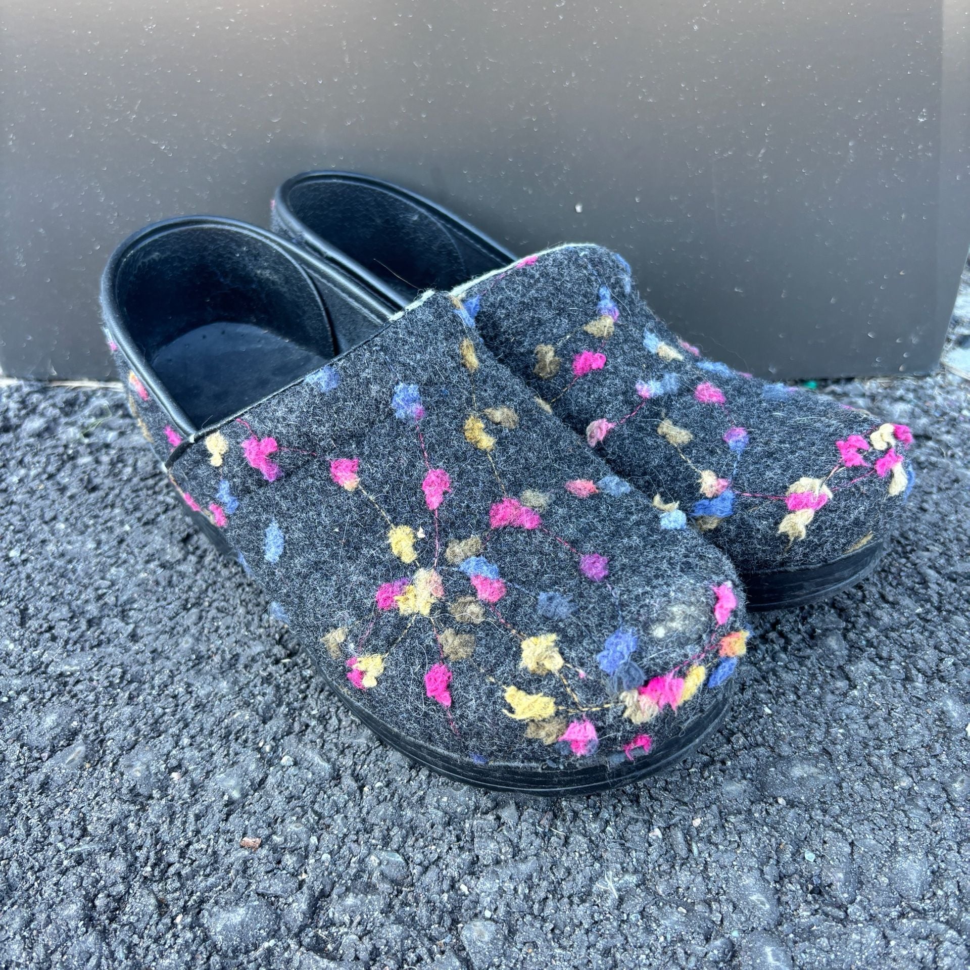 Dansko Wool Felt Floral Dot Clogs Black Multi Color Spots Size 39 4