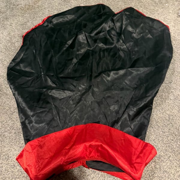 frisco. Dog Vampire Cape Costume Size XXXL Black Red