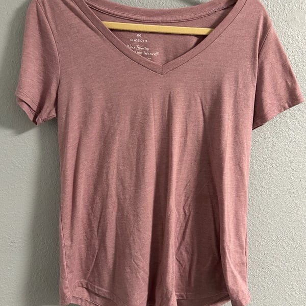 Torrid Classic Fit V-Neck T-Shirt Size 00 Dusty Rose Pink